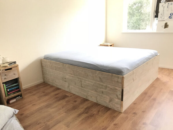 Steigerhouten bak bed