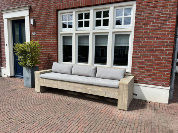 Rechte steigerhouten bank