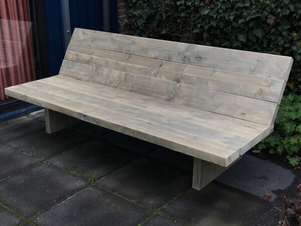 Steigerhouten bank met dikke balken