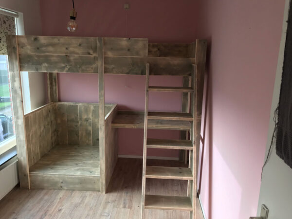 Steigerhouten hoogslaper met bureau en bankje