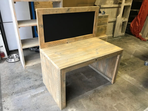 Steigerhouten bureau met schoolbord