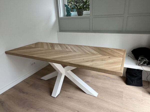 Eiken tafel in Hongaarse punt