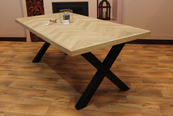 Eiken tafel in visgraat