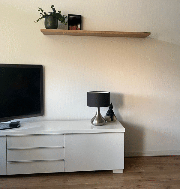 Recht eiken wandplank met 40mm blind ophang systeem