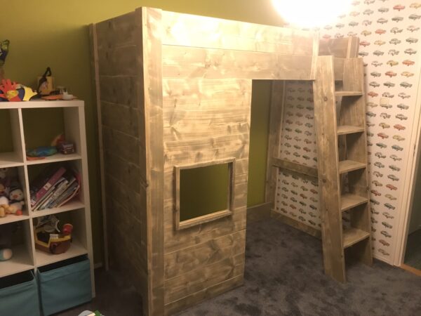 Steigerhouten hoogslaper met speelhut