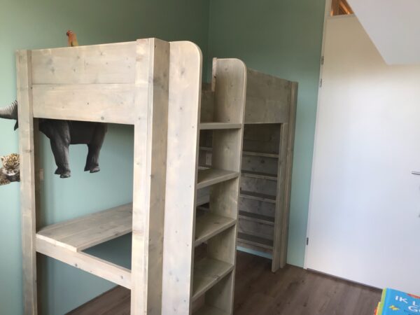 Steigerhouten hoogslaper met bureau en boekenkast
